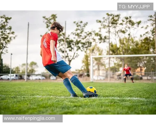 描绘足球明星男生背影的艺术作品展现运动魅力与青春活力