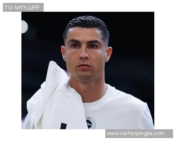 璀璨星光下的足球传奇c罗灯光画艺术之美展现